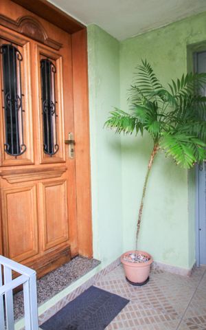 Casa à venda com 175m², 4 quartos e 2 vagas Casa à venda com 175m², 4 quartos e 2 vagasEntrada