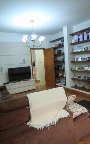Casa à venda com 175m², 4 quartos e 2 vagas Casa à venda com 175m², 4 quartos e 2 vagasSala