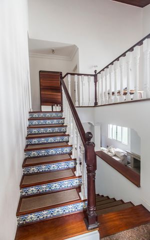 Casa de condomínio à venda com 268m², 3 quartos e 3 vagasEscada