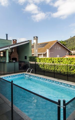 Casa de condomínio à venda com 268m², 3 quartos e 3 vagasPiscina