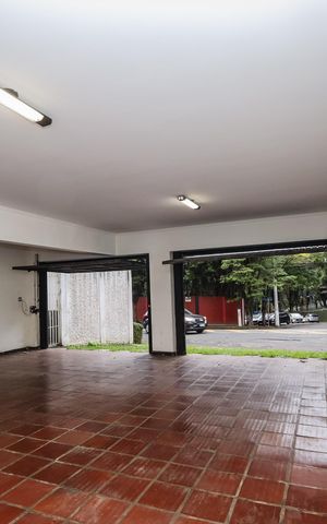Casa à venda com 524m², 6 quartos e 4 vagas Casa à venda com 524m², 6 quartos e 4 vagasGaragem
