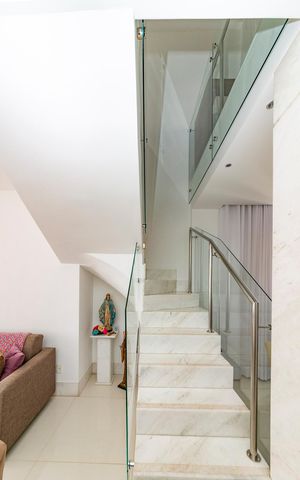 Apartamento à venda com 300m², 5 quartos e 3 vagas Apartamento à venda com 300m², 5 quartos e 3 vagasEscada