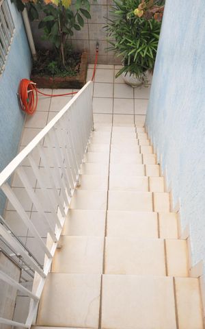 Casa à venda com 147m², 3 quartos e 2 vagasEscada externa 