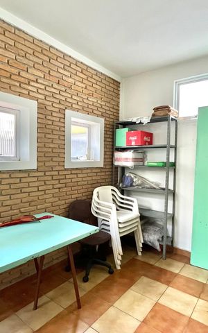 Casa à venda com 246m², 4 quartos e 4 vagasFundos 