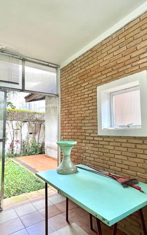 Casa à venda com 246m², 4 quartos e 4 vagasFundos