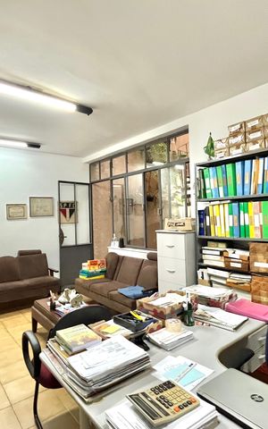 Casa à venda com 246m², 4 quartos e 4 vagasEscritório
