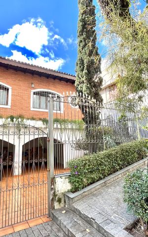 Casa à venda com 246m², 4 quartos e 4 vagasFachada