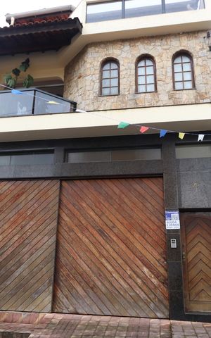 Casa à venda com 446m², 3 quartos e 4 vagasFachada