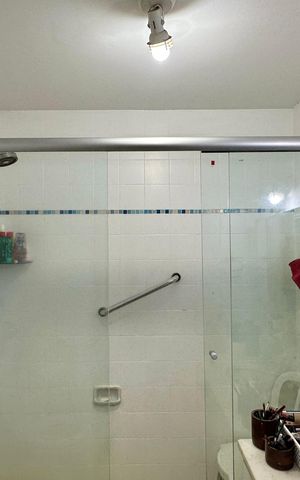 Apartamento à venda com 167m², 4 quartos e 2 vagas Apartamento à venda com 167m², 4 quartos e 2 vagasBanheiro da Suíte 1
