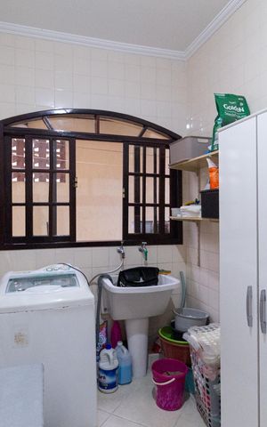 Casa à venda com 237m², 3 quartos e 3 vagas Casa à venda com 237m², 3 quartos e 3 vagasÁrea de Serviço