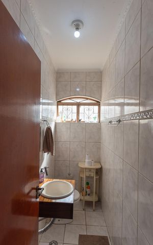 Casa à venda com 200m², 3 quartos e 3 vagas Casa à venda com 200m², 3 quartos e 3 vagasLavabo