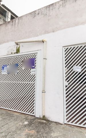 Casa à venda com 250m², 1 quarto e 2 vagas Casa à venda com 250m², 1 quarto e 2 vagasFachada