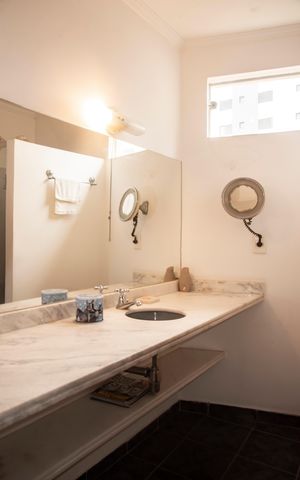 Casa para alugar com 320m², 5 quartos e 4 vagasEdícula - Banheiro