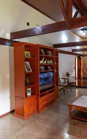 Casa à venda com 352m², 3 quartos e 5 vagas Casa à venda com 352m², 3 quartos e 5 vagasSala