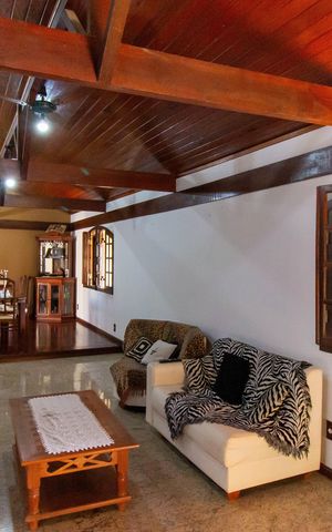 Casa à venda com 352m², 3 quartos e 5 vagas Casa à venda com 352m², 3 quartos e 5 vagasSala