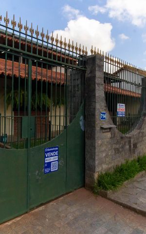 Casa à venda com 352m², 3 quartos e 5 vagas Casa à venda com 352m², 3 quartos e 5 vagasFachada