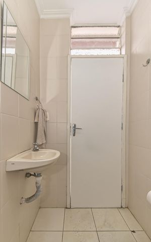 Casa à venda com 180m², 3 quartos e 2 vagasBanheiro de Serviço