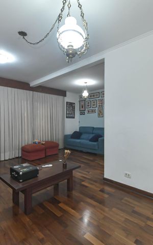 Casa à venda com 180m², 3 quartos e 2 vagasSala