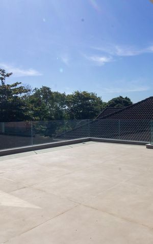Casa à venda com 330m², 5 quartos e 2 vagas Casa à venda com 330m², 5 quartos e 2 vagasTerraço