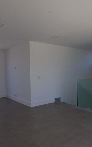 Casa à venda com 330m², 5 quartos e 2 vagas Casa à venda com 330m², 5 quartos e 2 vagasSotão