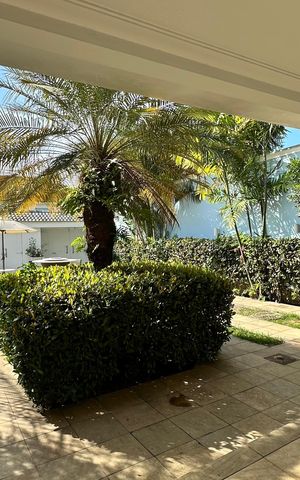 Casa à venda com 508m², 4 quartos e 5 vagas Casa à venda com 508m², 4 quartos e 5 vagasÁrea Externa