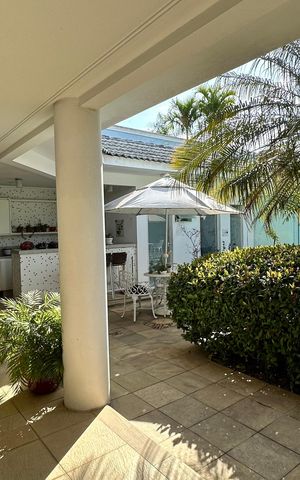 Casa à venda com 508m², 4 quartos e 5 vagas Casa à venda com 508m², 4 quartos e 5 vagasÁrea Externa