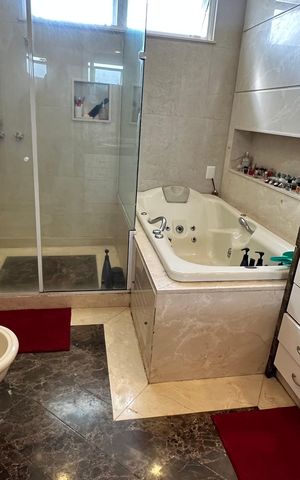 Casa à venda com 508m², 4 quartos e 5 vagas Casa à venda com 508m², 4 quartos e 5 vagasBanheiro da Suíte 1