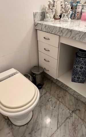 Casa à venda com 508m², 4 quartos e 5 vagas Casa à venda com 508m², 4 quartos e 5 vagasBanheiro Social