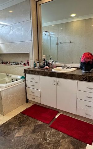 Casa à venda com 508m², 4 quartos e 5 vagas Casa à venda com 508m², 4 quartos e 5 vagasBanheiro da Suíte 1