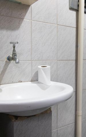 Casa à venda com 350m², 4 quartos e 3 vagas Casa à venda com 350m², 4 quartos e 3 vagasÁrea comum - Banheiro do salão de festas