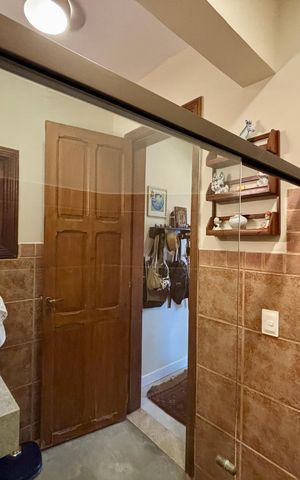 Casa à venda com 246m², 4 quartos e 3 vagasBanheiro 1