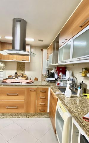 Apartamento à venda com 230m², 4 quartos e 2 vagas Apartamento à venda com 230m², 4 quartos e 2 vagasCozinha