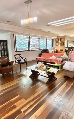 Apartamento à venda com 230m², 4 quartos e 2 vagas Apartamento à venda com 230m², 4 quartos e 2 vagasSala
