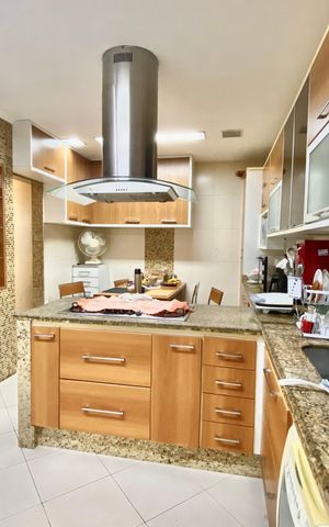 Apartamento à venda com 230m², 4 quartos e 2 vagas Apartamento à venda com 230m², 4 quartos e 2 vagasCozinha