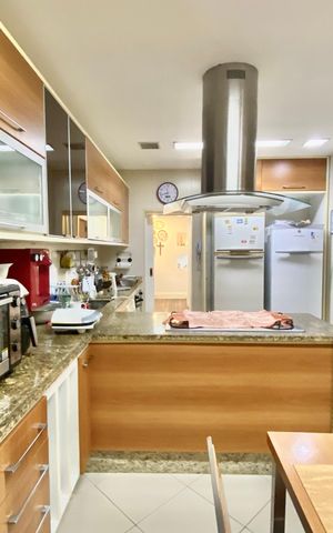 Apartamento à venda com 230m², 4 quartos e 2 vagas Apartamento à venda com 230m², 4 quartos e 2 vagasCozinha