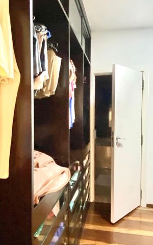 Apartamento à venda com 230m², 4 quartos e 2 vagas Apartamento à venda com 230m², 4 quartos e 2 vagasCloset suíte 3