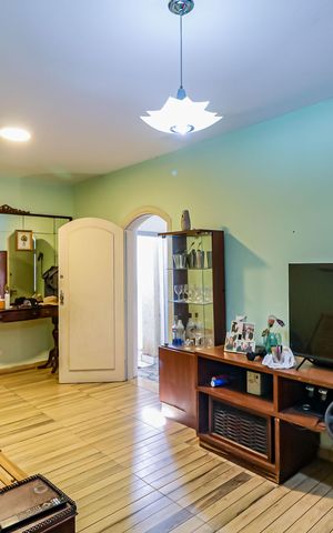 Casa à venda com 180m², 5 quartos e 2 vagas Casa à venda com 180m², 5 quartos e 2 vagasSala