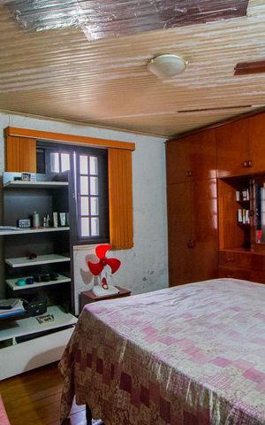 Casa à venda com 230m², 2 quartos e 3 vagas Casa à venda com 230m², 2 quartos e 3 vagasEdícula - Quarto