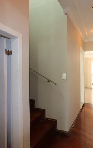 Casa à venda com 240m², 3 quartos e 5 vagasCorredor piso inferior