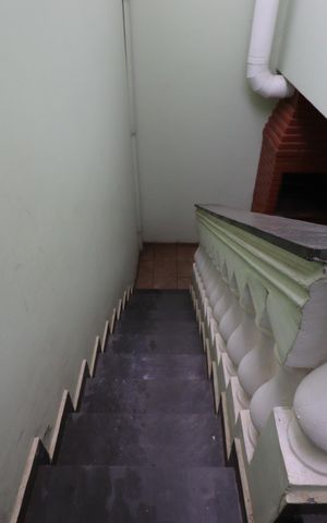 Casa à venda com 240m², 3 quartos e 5 vagasEscada externa