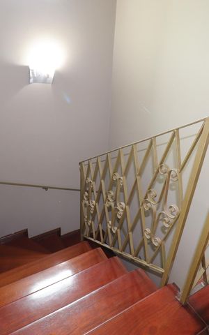 Casa à venda com 240m², 3 quartos e 5 vagasEscada piso superior