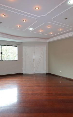 Casa à venda com 240m², 3 quartos e 5 vagasSala