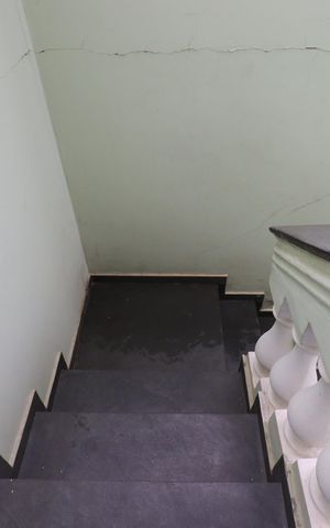 Casa à venda com 240m², 3 quartos e 5 vagasEscada externa