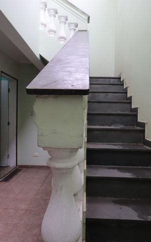 Casa à venda com 240m², 3 quartos e 5 vagasEscada externa