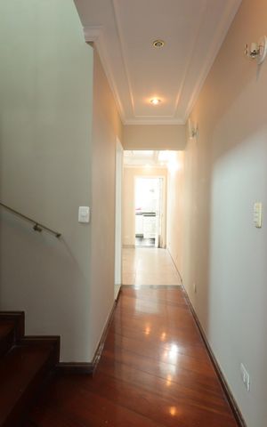 Casa à venda com 240m², 3 quartos e 5 vagasCorredor piso inferior