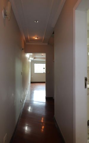 Casa à venda com 240m², 3 quartos e 5 vagasCorredor piso inferior