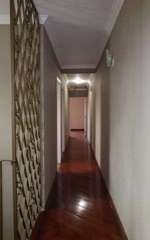 Casa à venda com 240m², 3 quartos e 5 vagasCorredor piso superior