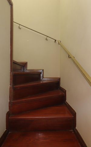 Casa à venda com 240m², 3 quartos e 5 vagasEscada piso superior