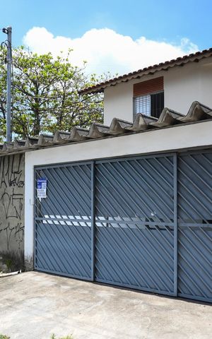 Casa à venda com 120m², 2 quartos e 4 vagas Casa à venda com 120m², 2 quartos e 4 vagasFachada