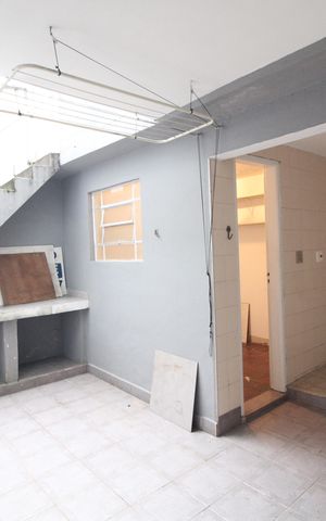 Casa à venda com 176m², 3 quartos e 2 vagasFundos da casa